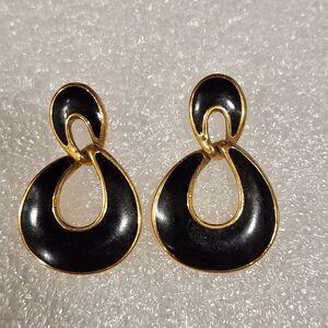 VINTAGE SIGNED NAPIER BLACK ENAMEL AND GOLD TONE PIERCED EARRINGS